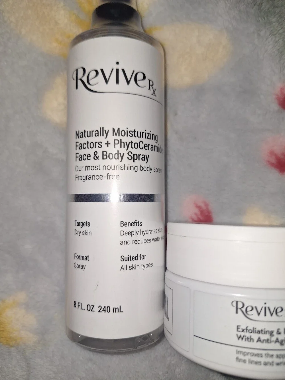White Face & Body Moisturizing Spray and Exfoliating Wipes - White - Picture 2 of 3